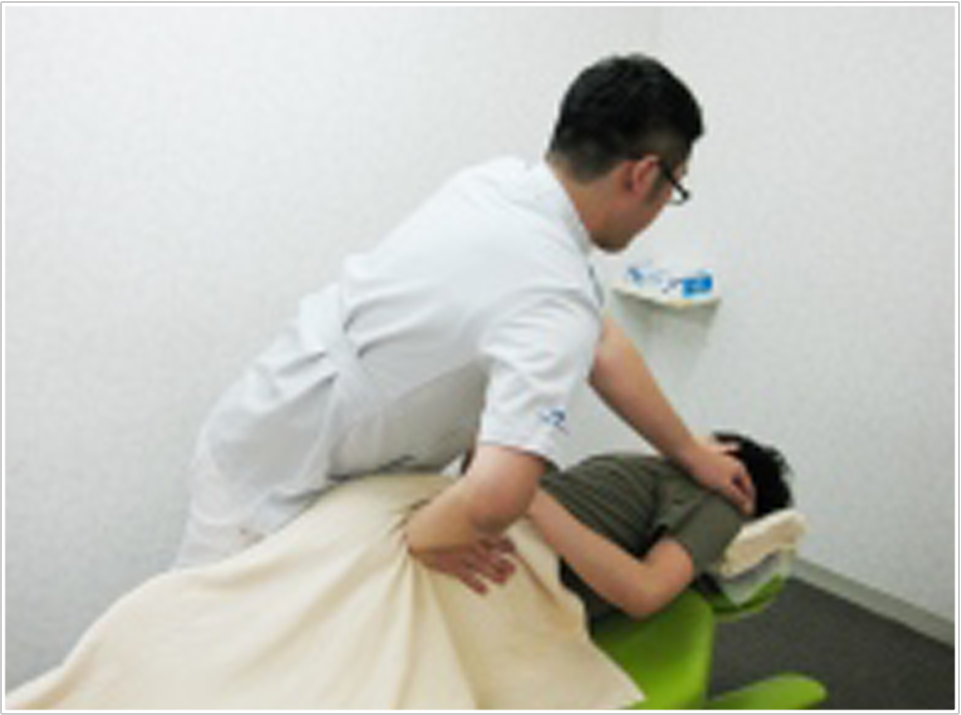 4.施術(背骨、骨盤の調整)